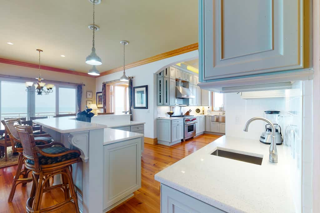 Gorgeous beachfront home - washer&dryer, deck & central AC - community pool