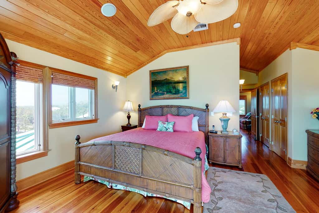 Gorgeous beachfront home - washer&dryer, deck & central AC - community pool
