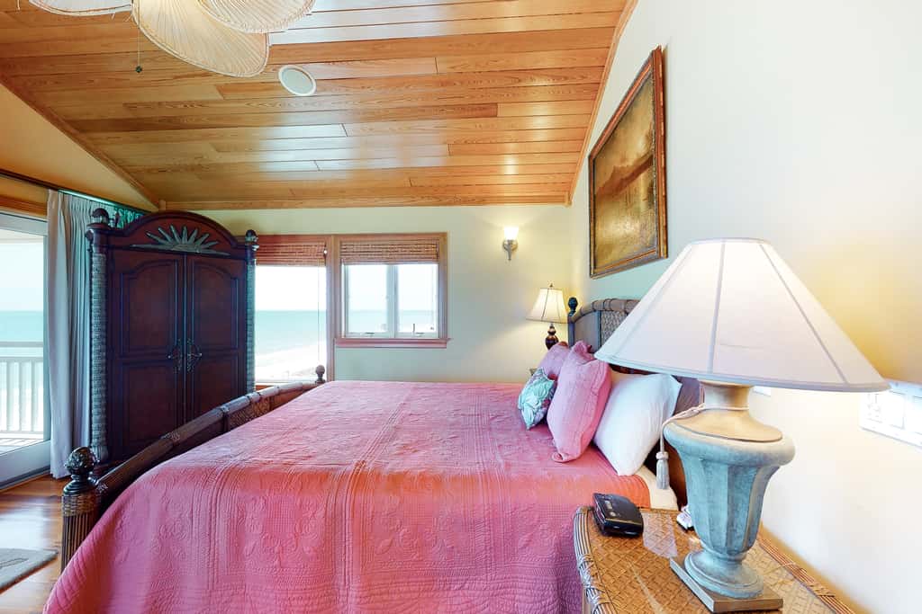 Gorgeous beachfront home - washer&dryer, deck & central AC - community pool