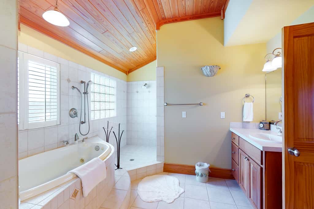 Gorgeous beachfront home - washer&dryer, deck & central AC - community pool