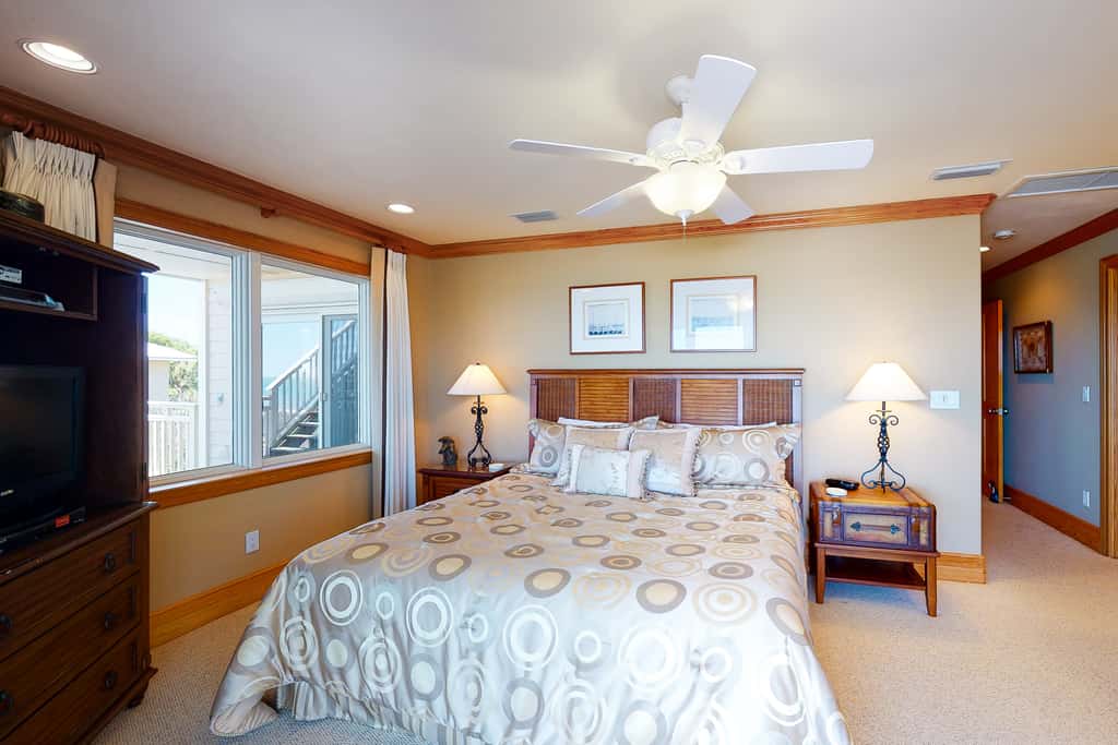 Gorgeous beachfront home - washer&dryer, deck & central AC - community pool
