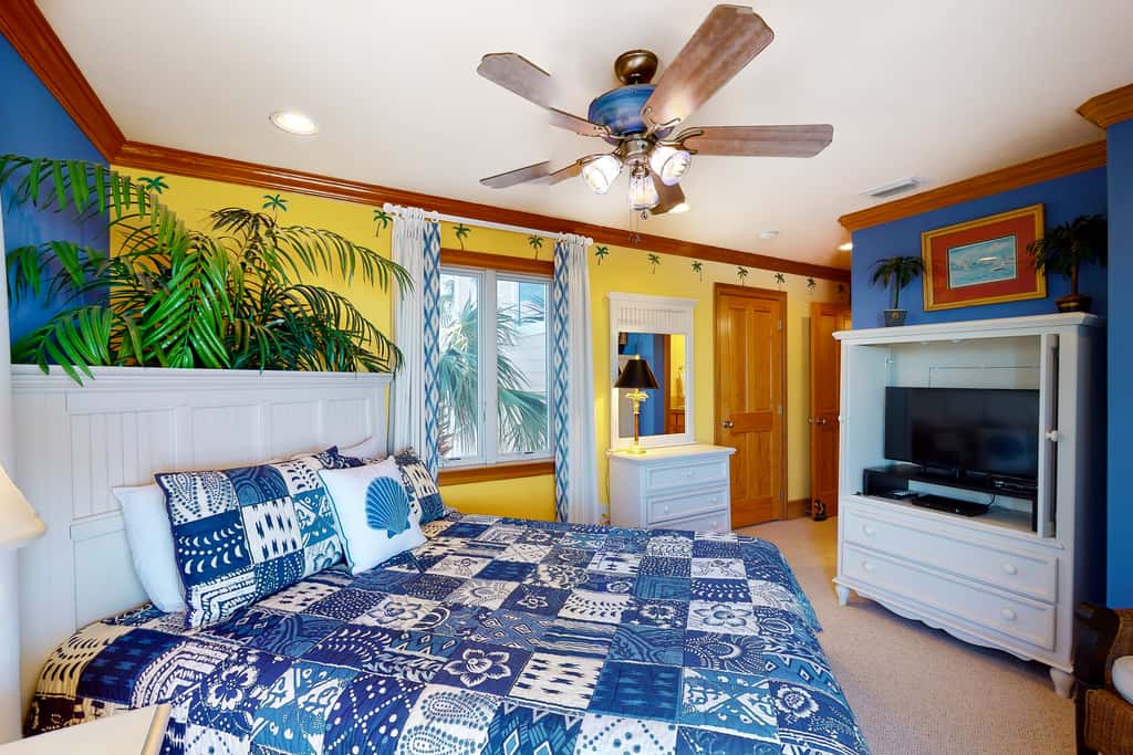 Gorgeous beachfront home - washer&dryer, deck & central AC - community pool