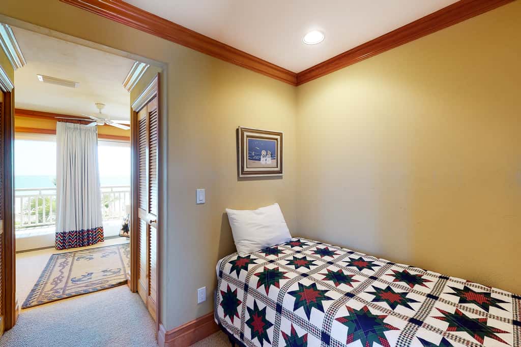 Gorgeous beachfront home - washer&dryer, deck & central AC - community pool