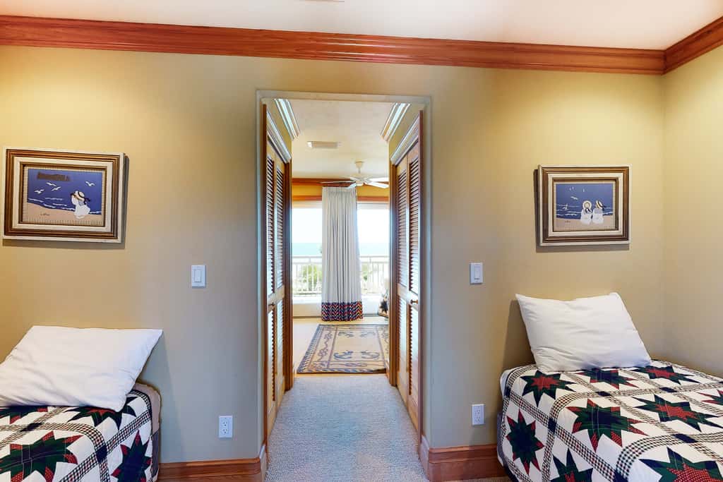 Gorgeous beachfront home - washer&dryer, deck & central AC - community pool