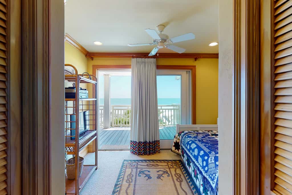 Gorgeous beachfront home - washer&dryer, deck & central AC - community pool