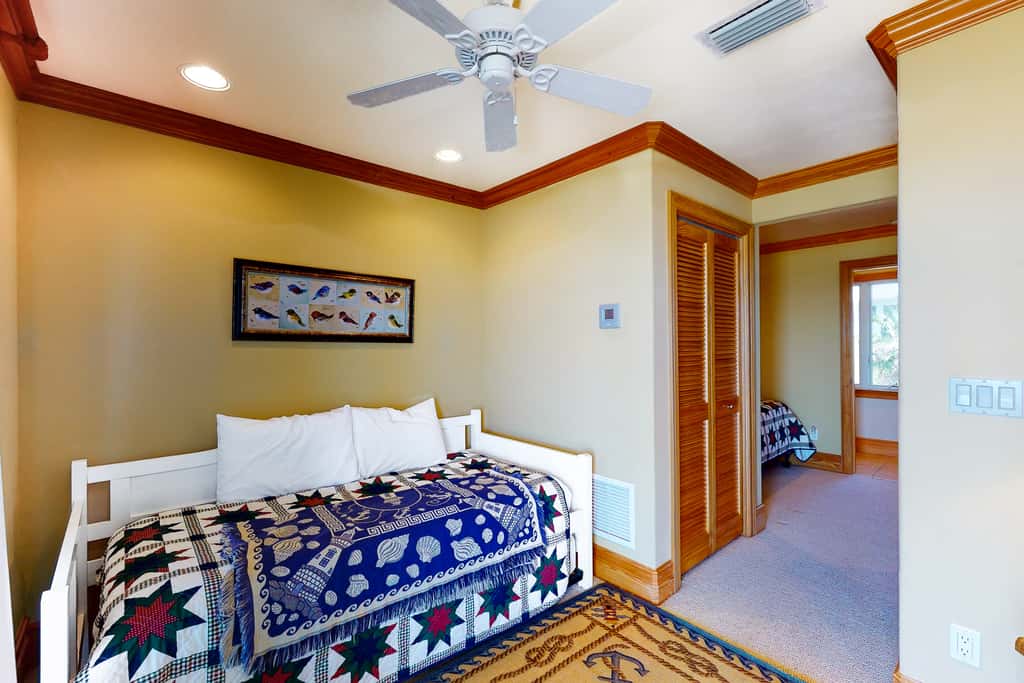Gorgeous beachfront home - washer&dryer, deck & central AC - community pool