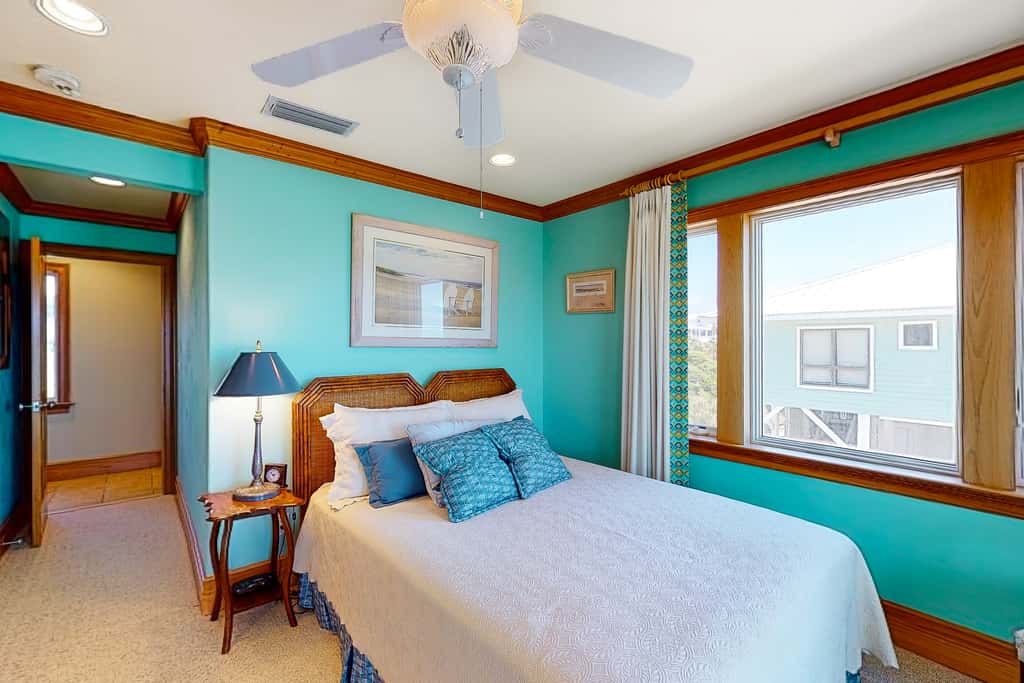 Gorgeous beachfront home - washer&dryer, deck & central AC - community pool