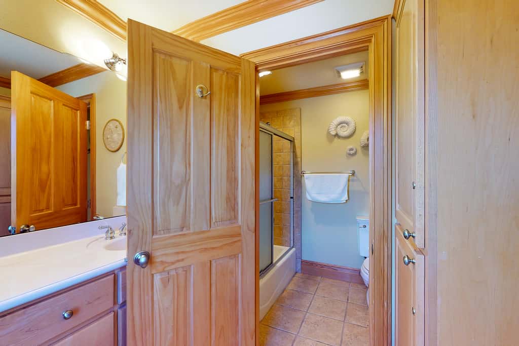 Gorgeous beachfront home - washer&dryer, deck & central AC - community pool