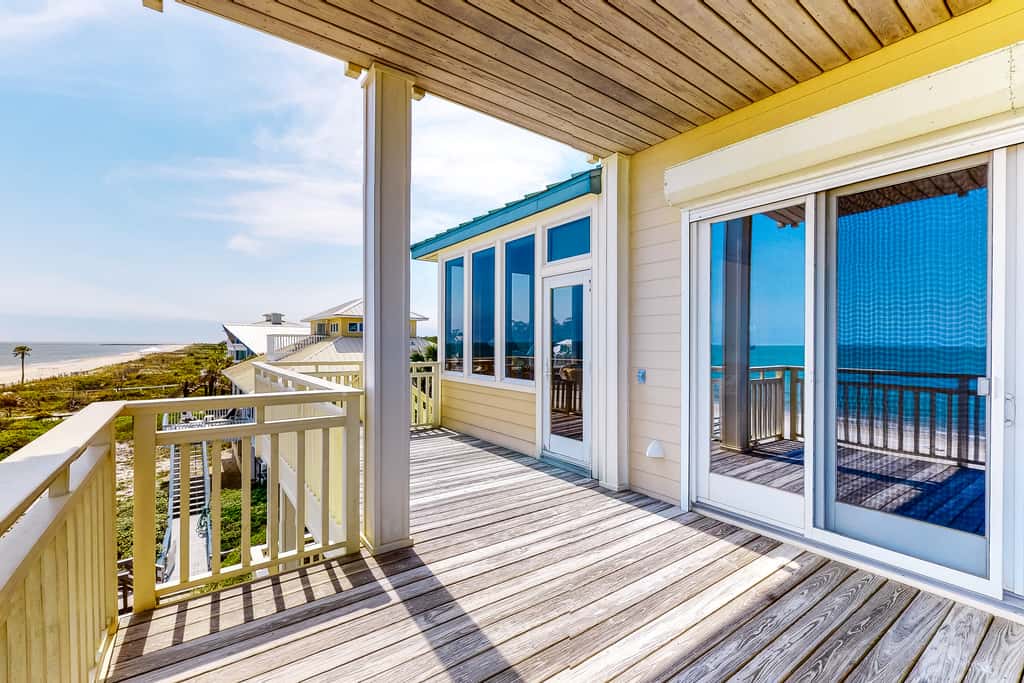 Gorgeous beachfront home - washer&dryer, deck & central AC - community pool