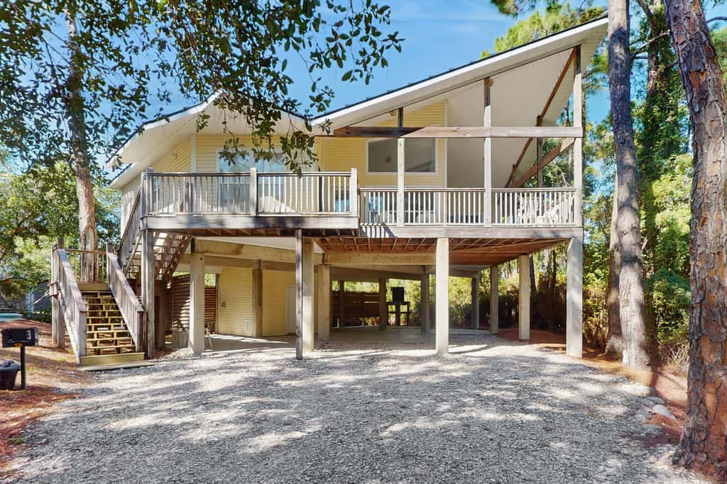 Snowbird friendly home near the beach with deck, outdoor shower, laundry