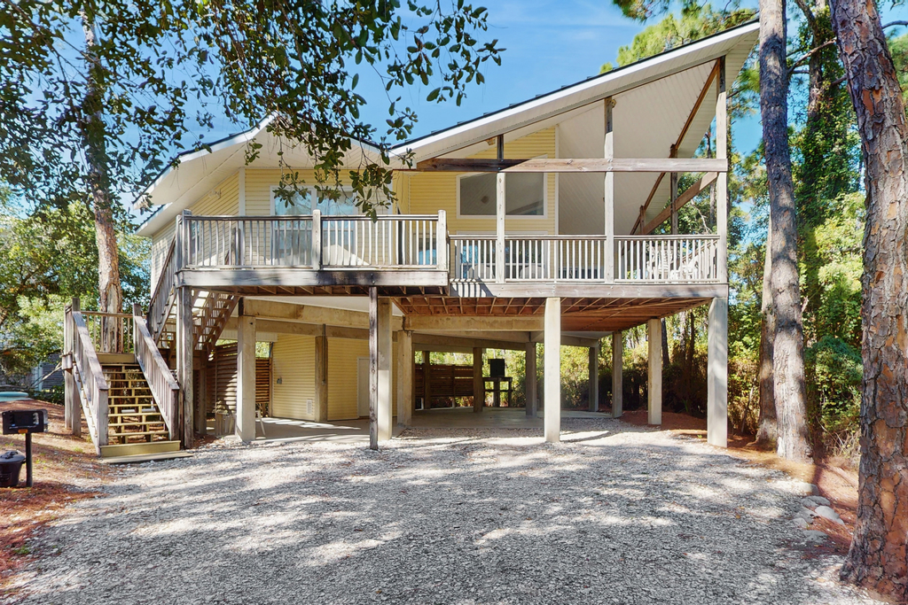 Snowbird friendly home near the beach with deck, outdoor shower, laundry