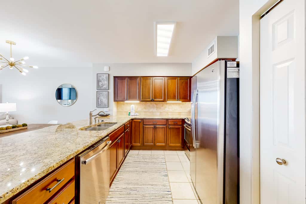 Beachfront condo with pool, hot tub, gym access, balcony