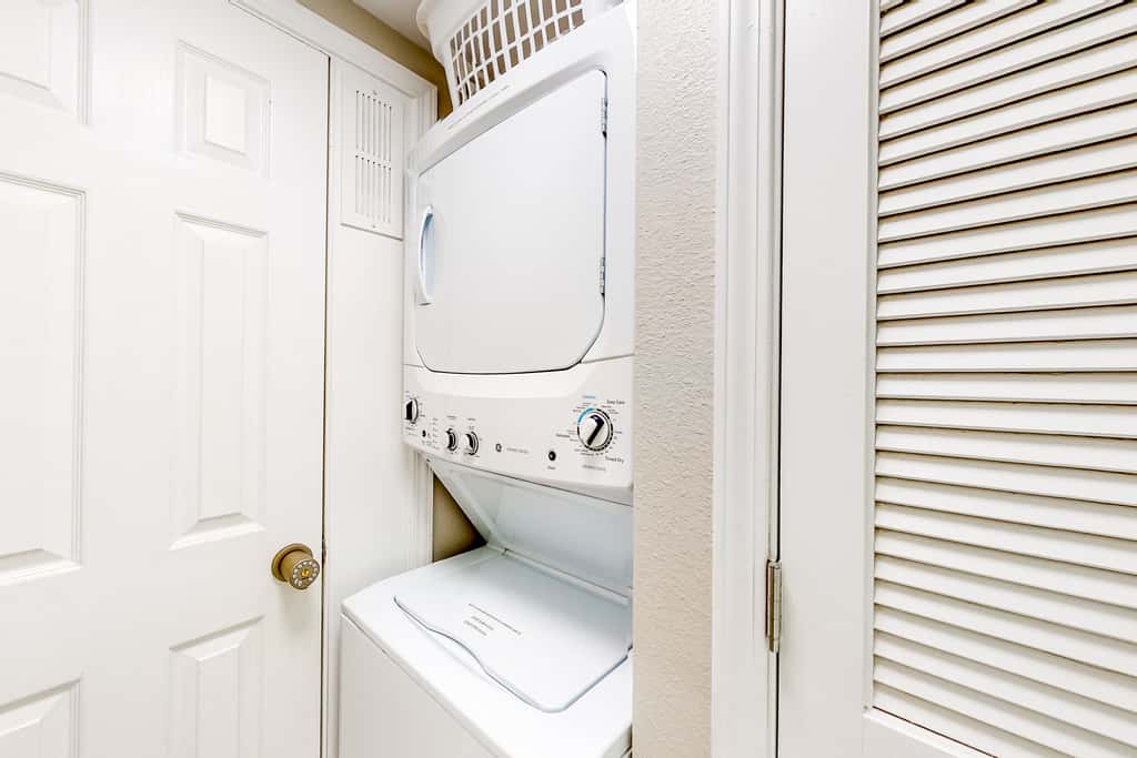 Beachfront condo with pool, hot tub, gym access, balcony