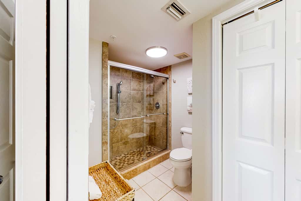 Beachfront condo with pool, hot tub, gym access, balcony