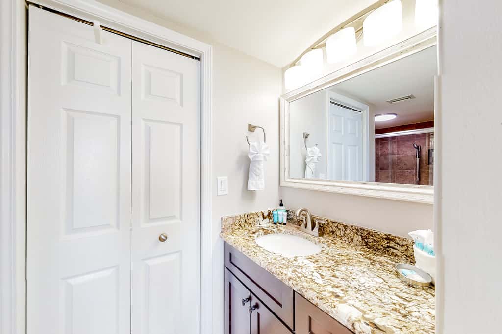 Beachfront condo with pool, hot tub, gym access, balcony