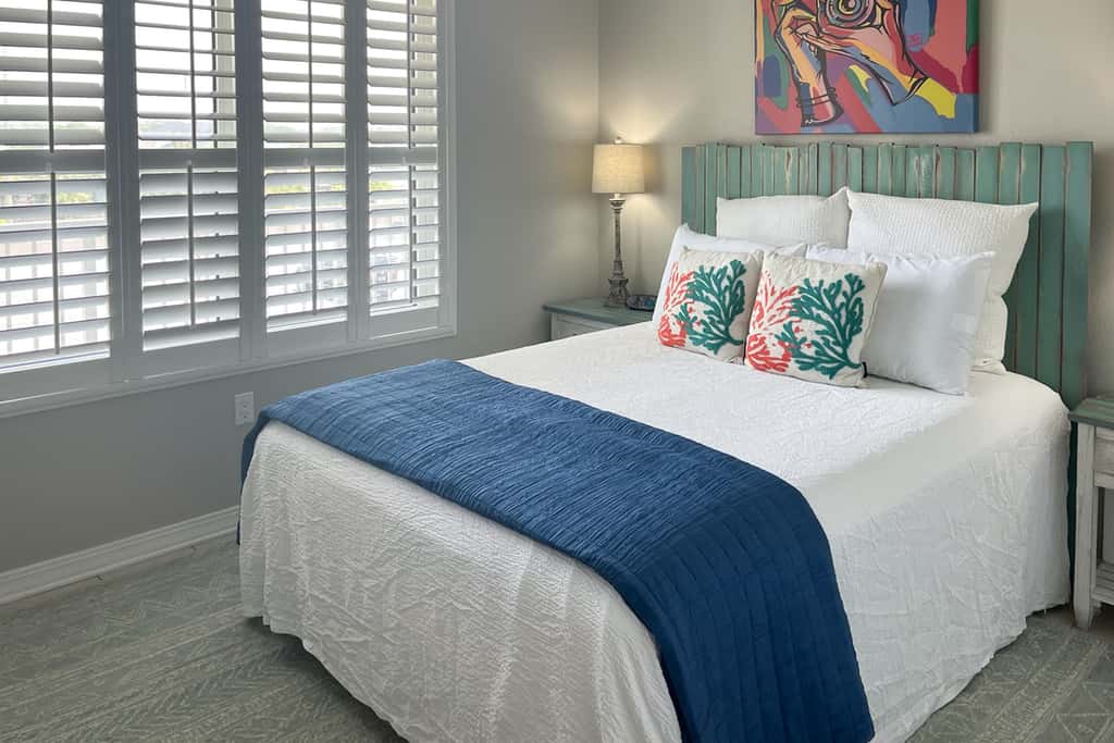 Beachfront condo with pool, hot tub, gym access, balcony