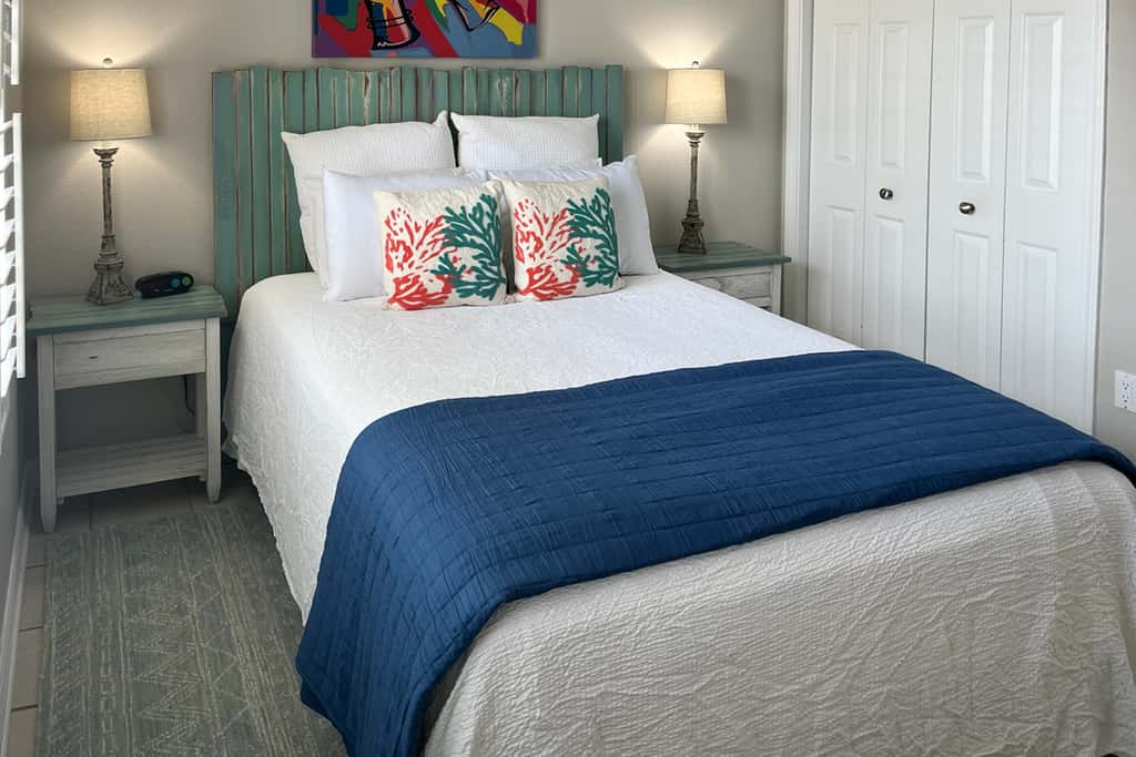 Beachfront condo with pool, hot tub, gym access, balcony