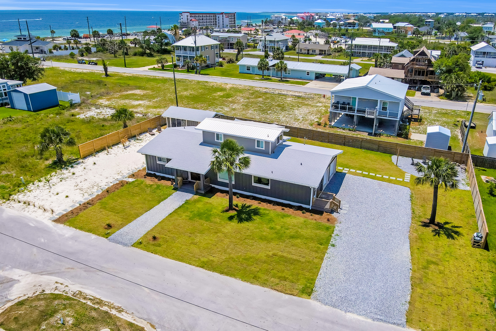 4BR Home with firepit, and walk to the beach