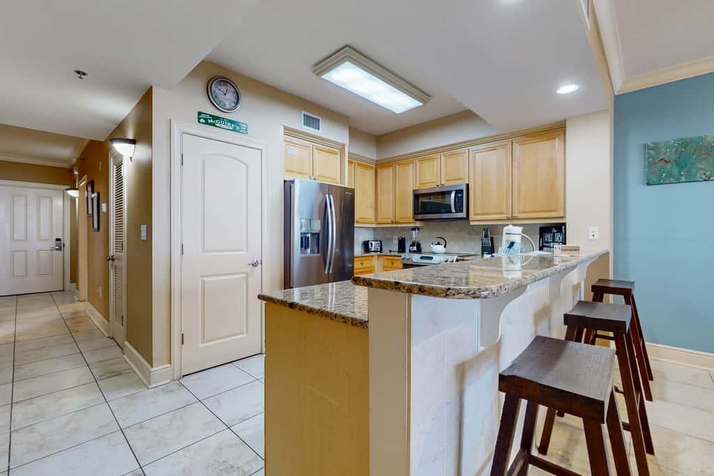 4th-Floor Azure Condo with Free WiFi, Beach Service, Gulf View, Shared Pool,Hot Tub