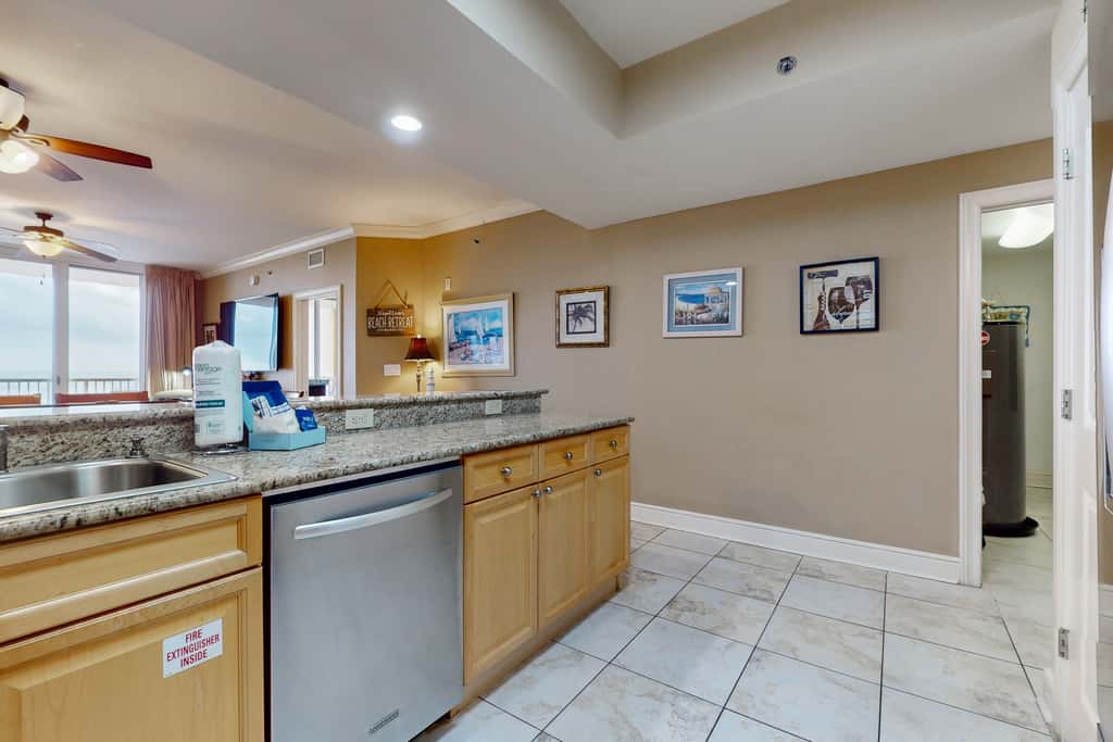 4th-Floor Azure Condo with Free WiFi, Beach Service, Gulf View, Shared Pool,Hot Tub