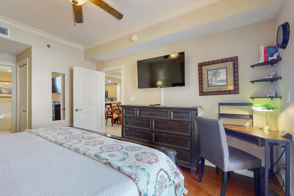 4th-Floor Azure Condo with Free WiFi, Beach Service, Gulf View, Shared Pool,Hot Tub