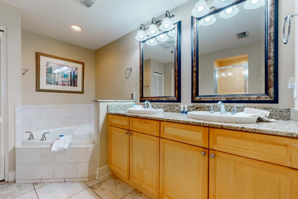4th-Floor Azure Condo with Free WiFi, Beach Service, Gulf View, Shared Pool,Hot Tub