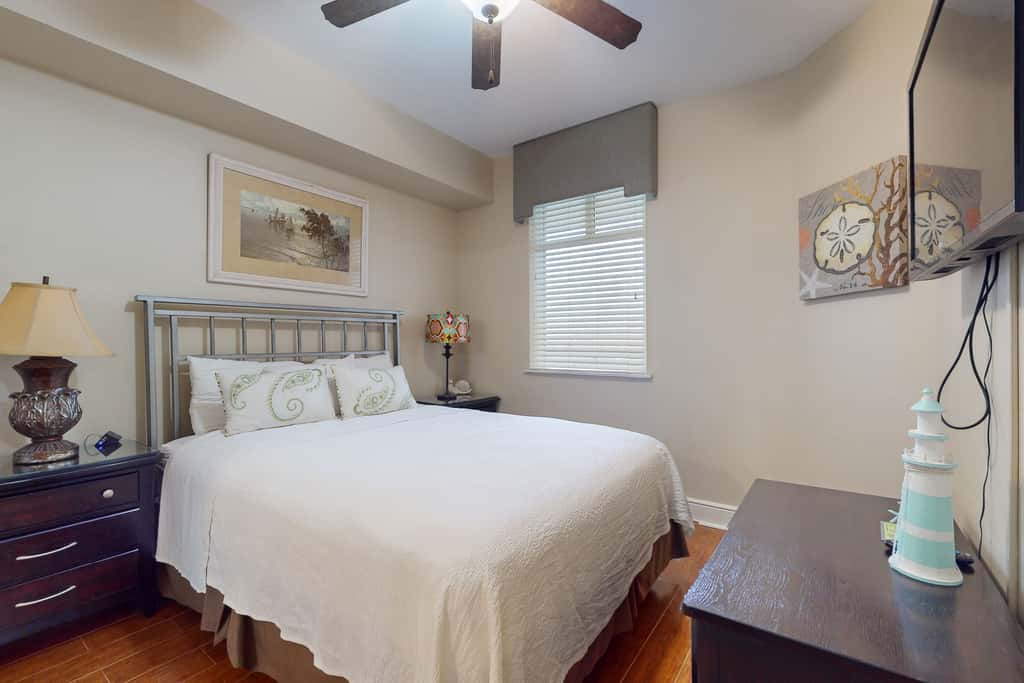 4th-Floor Azure Condo with Free WiFi, Beach Service, Gulf View, Shared Pool,Hot Tub