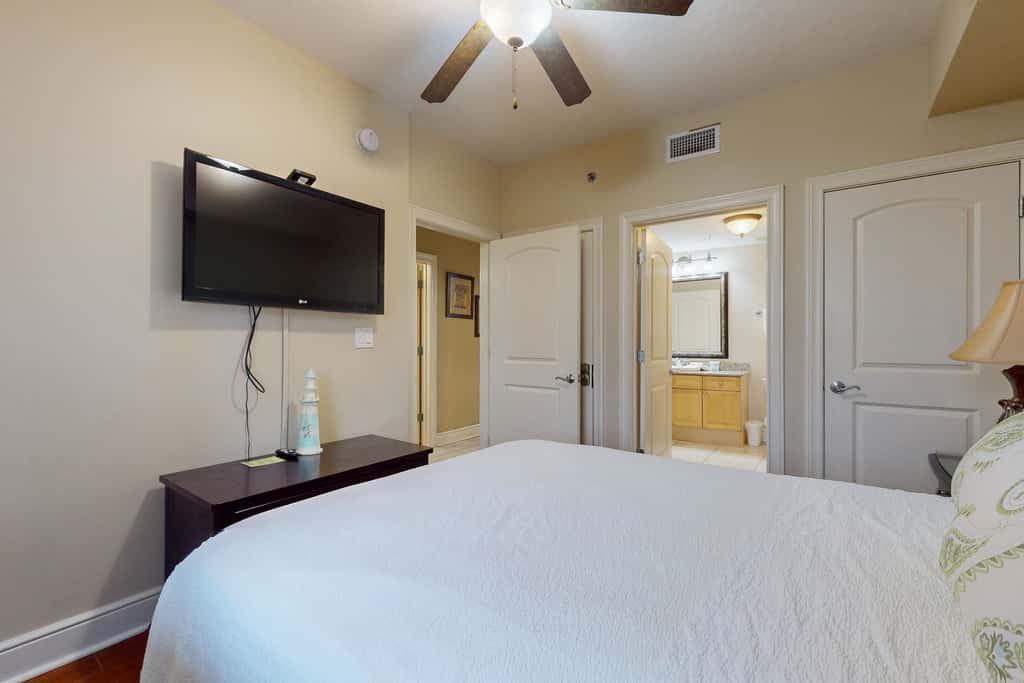 4th-Floor Azure Condo with Free WiFi, Beach Service, Gulf View, Shared Pool,Hot Tub