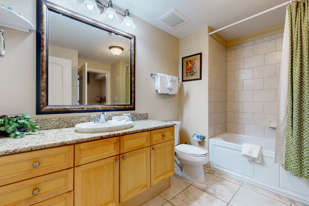 4th-Floor Azure Condo with Free WiFi, Beach Service, Gulf View, Shared Pool,Hot Tub