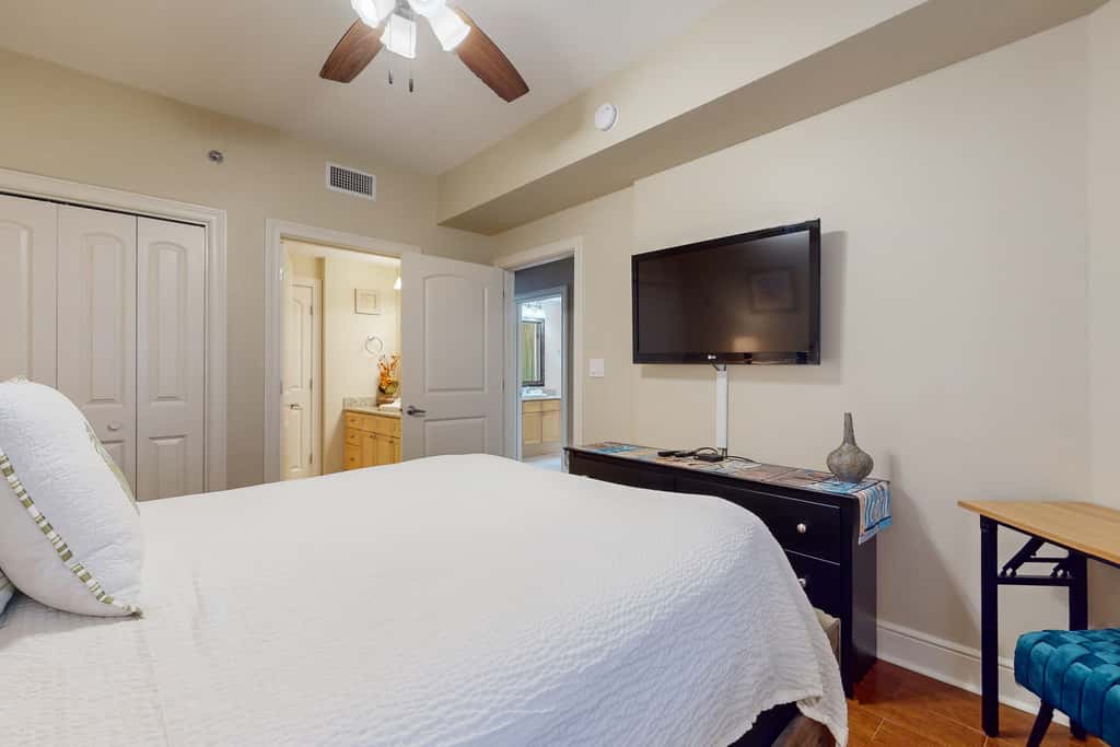 4th-Floor Azure Condo with Free WiFi, Beach Service, Gulf View, Shared Pool,Hot Tub