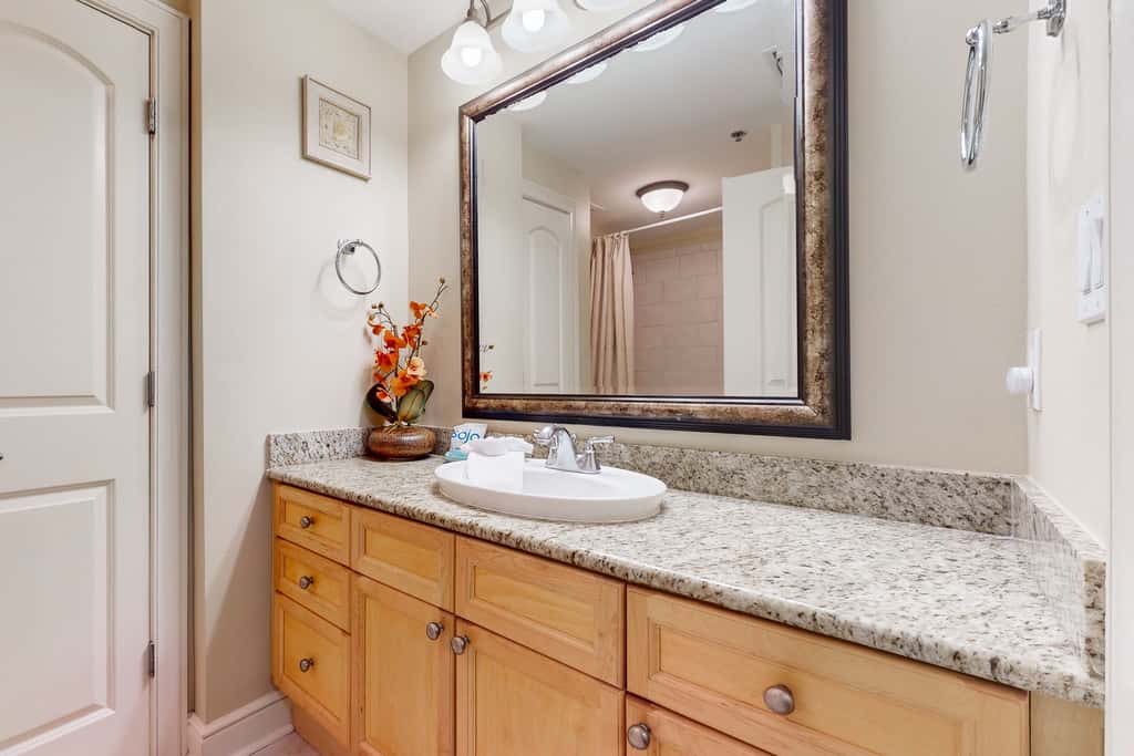 4th-Floor Azure Condo with Free WiFi, Beach Service, Gulf View, Shared Pool,Hot Tub