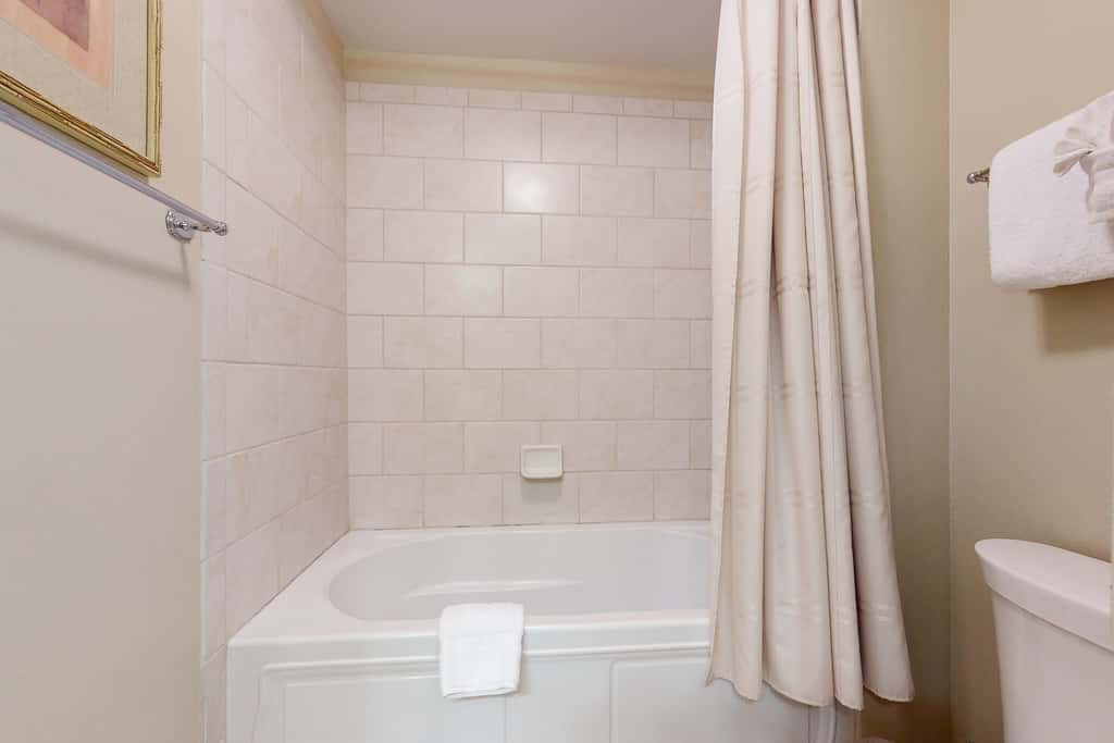 4th-Floor Azure Condo with Free WiFi, Beach Service, Gulf View, Shared Pool,Hot Tub