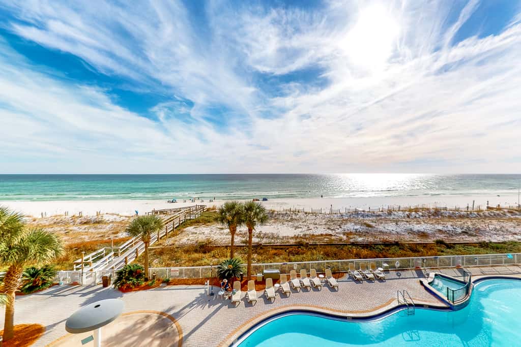 4th-Floor Azure Condo with Free WiFi, Beach Service, Gulf View, Shared Pool,Hot Tub