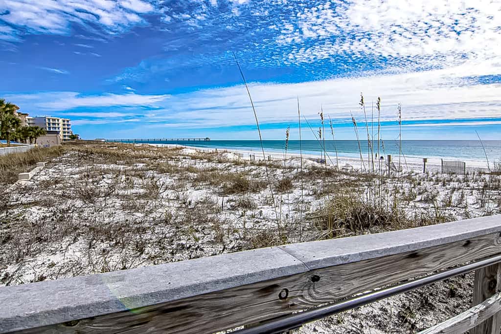 4th-Floor Azure Condo with Free WiFi, Beach Service, Gulf View, Shared Pool,Hot Tub