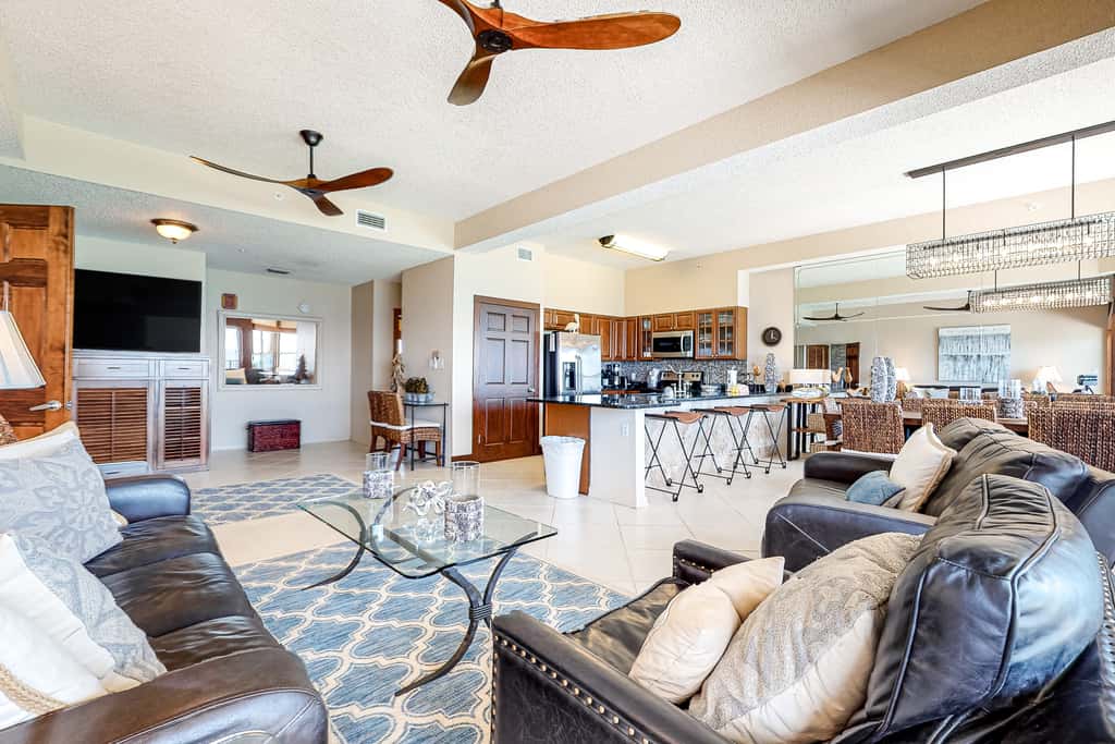 Oceanfront penthouse with pool access, majestic ocean views, washer&dryer, & AC