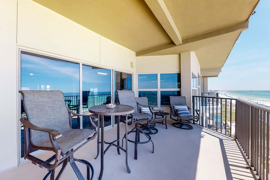 Oceanfront penthouse with pool access, majestic ocean views, washer&dryer, & AC