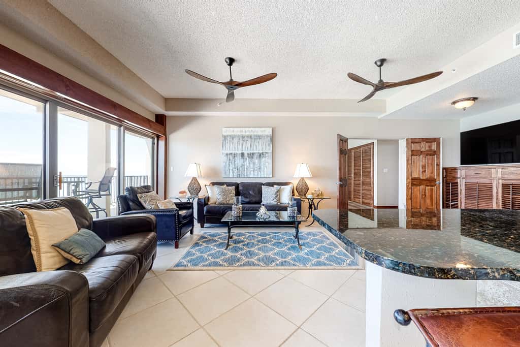 Oceanfront penthouse with pool access, majestic ocean views, washer&dryer, & AC
