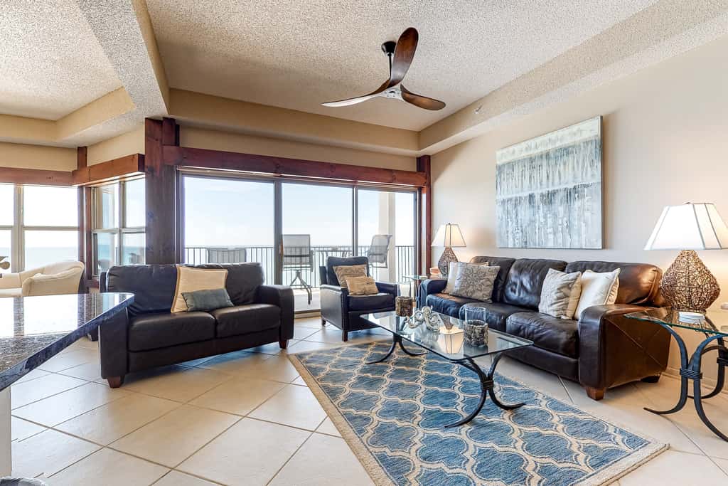 Oceanfront penthouse with pool access, majestic ocean views, washer&dryer, & AC