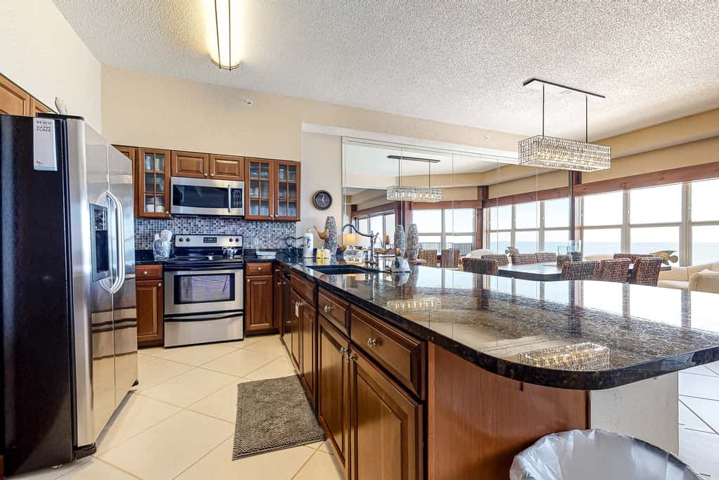 Oceanfront penthouse with pool access, majestic ocean views, washer&dryer, & AC