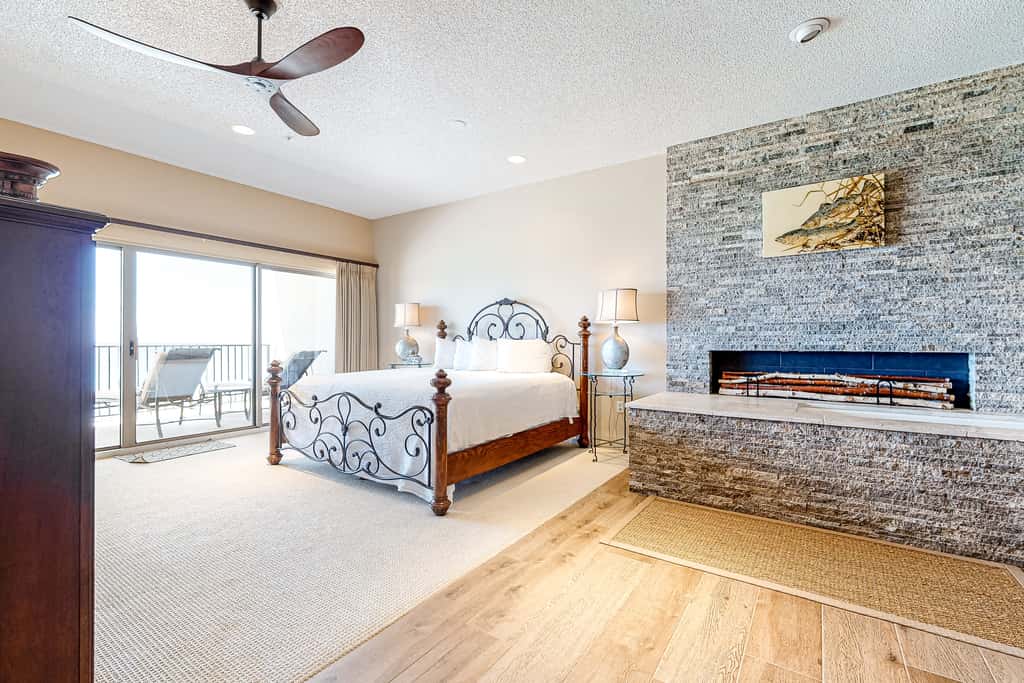 Oceanfront penthouse with pool access, majestic ocean views, washer&dryer, & AC