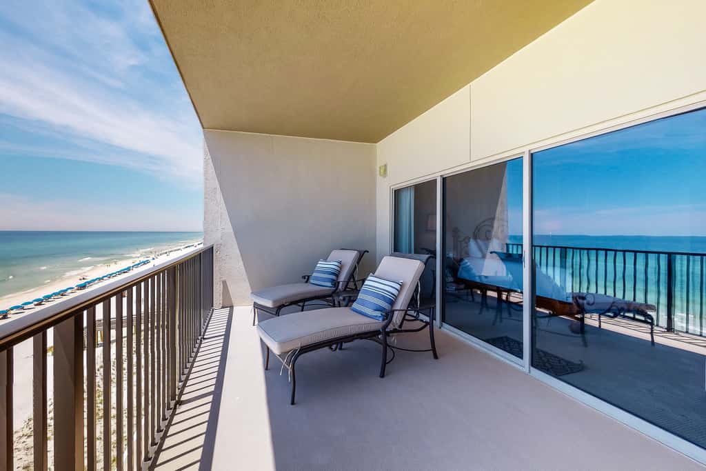 Oceanfront penthouse with pool access, majestic ocean views, washer&dryer, & AC