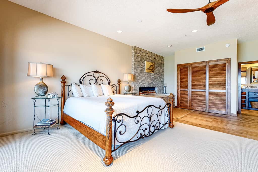Oceanfront penthouse with pool access, majestic ocean views, washer&dryer, & AC