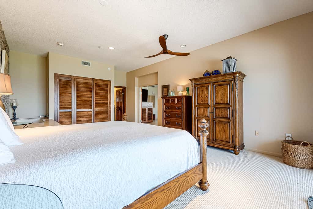 Oceanfront penthouse with pool access, majestic ocean views, washer&dryer, & AC