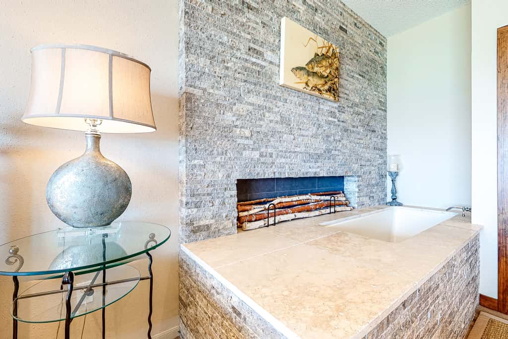 Oceanfront penthouse with pool access, majestic ocean views, washer&dryer, & AC