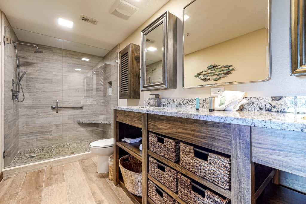Oceanfront penthouse with pool access, majestic ocean views, washer&dryer, & AC