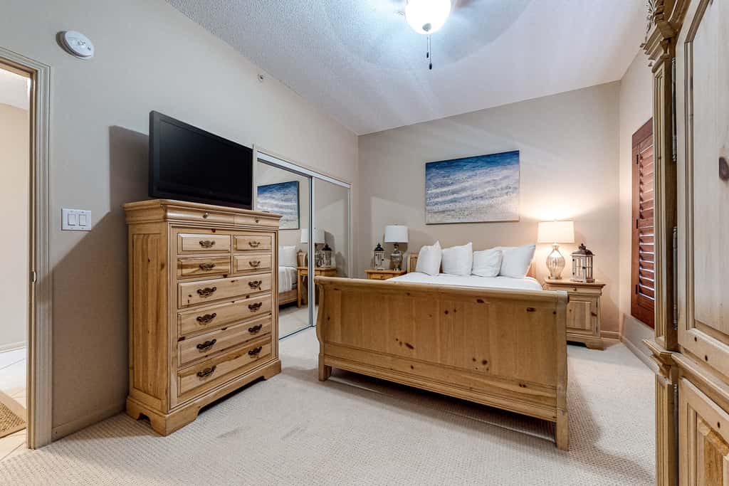 Oceanfront penthouse with pool access, majestic ocean views, washer&dryer, & AC