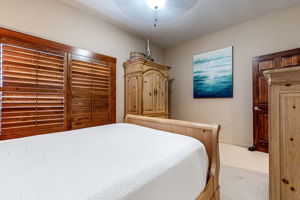 Oceanfront penthouse with pool access, majestic ocean views, washer&dryer, & AC