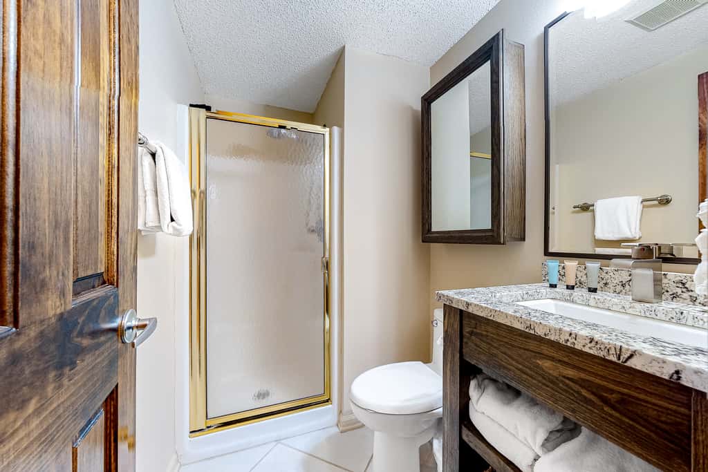 Oceanfront penthouse with pool access, majestic ocean views, washer&dryer, & AC