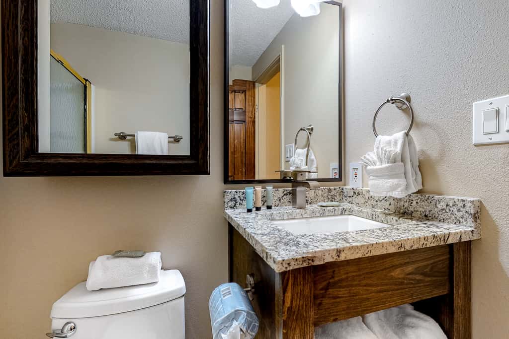 Oceanfront penthouse with pool access, majestic ocean views, washer&dryer, & AC