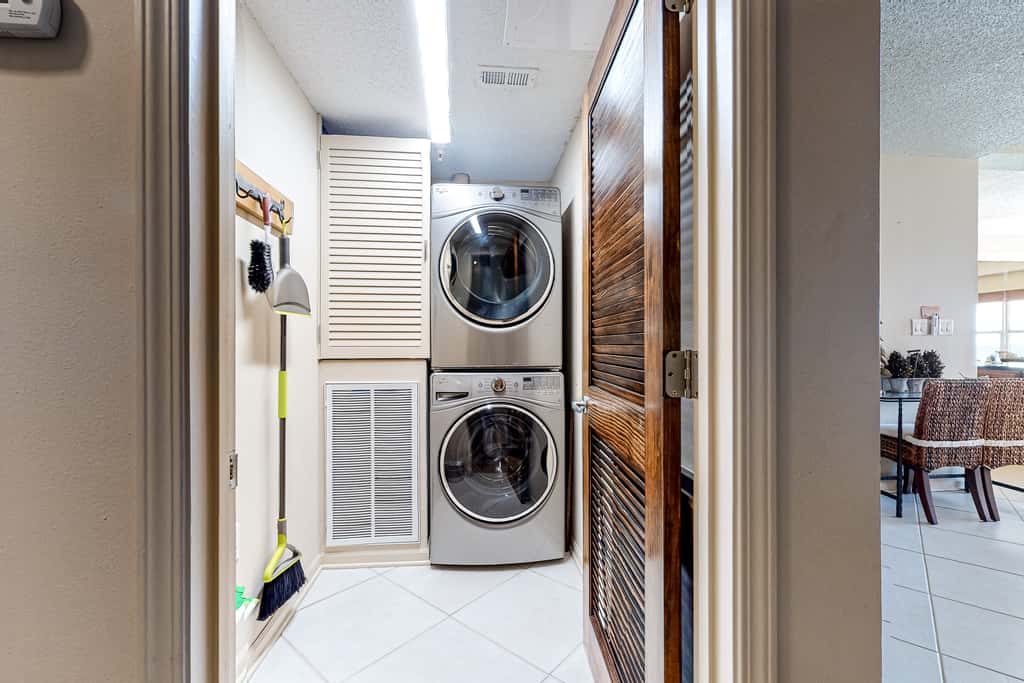 Oceanfront penthouse with pool access, majestic ocean views, washer&dryer, & AC